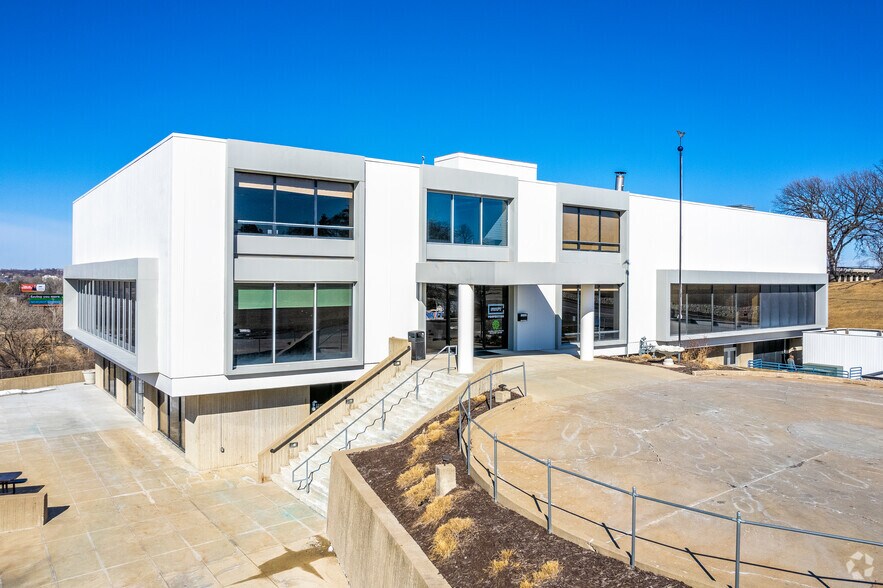 2500 Fleur Dr, Des Moines, IA 50321