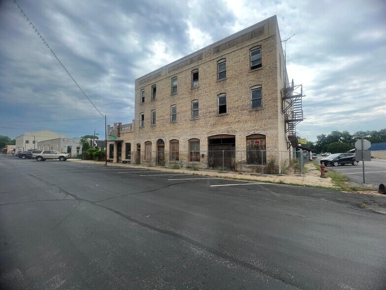 111 NE 2nd St, Smithville, TX 78957