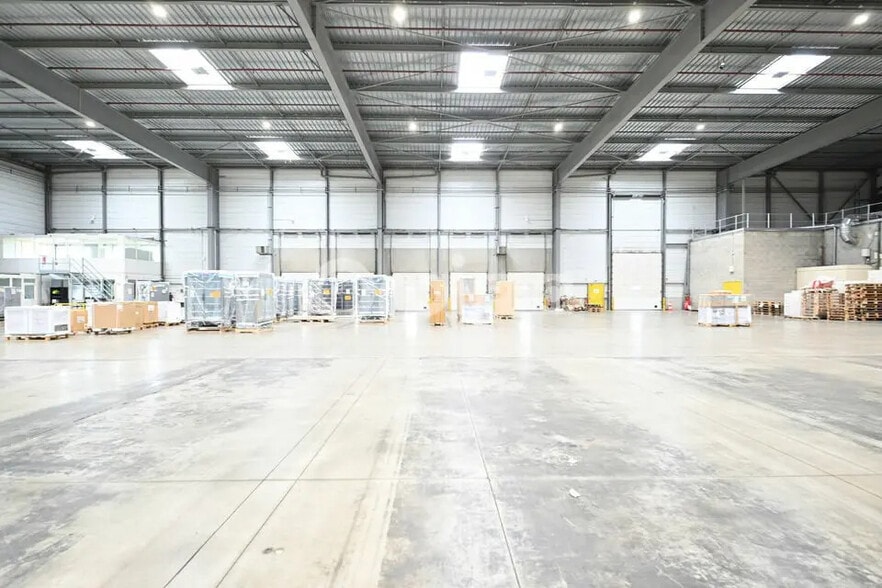Industrial in Saint-Quentin-Fallavier for lease - Interior Photo - Image 3 of 12