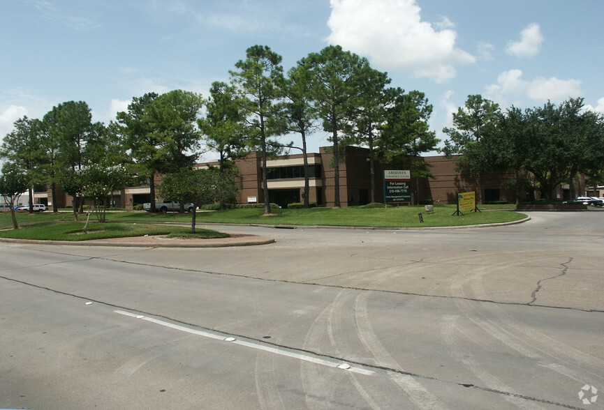 9760 Whithorn Dr, Houston, TX for lease - Building Photo - Image 3 of 10