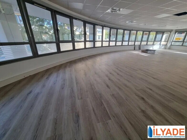 Office in Aix-en-Provence for lease - Interior Photo - Image 3 of 9