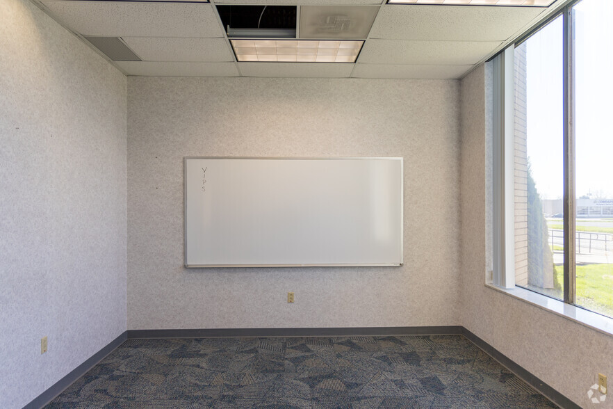 347 Midway Blvd, Elyria, OH for lease - Interior Photo - Image 3 of 21