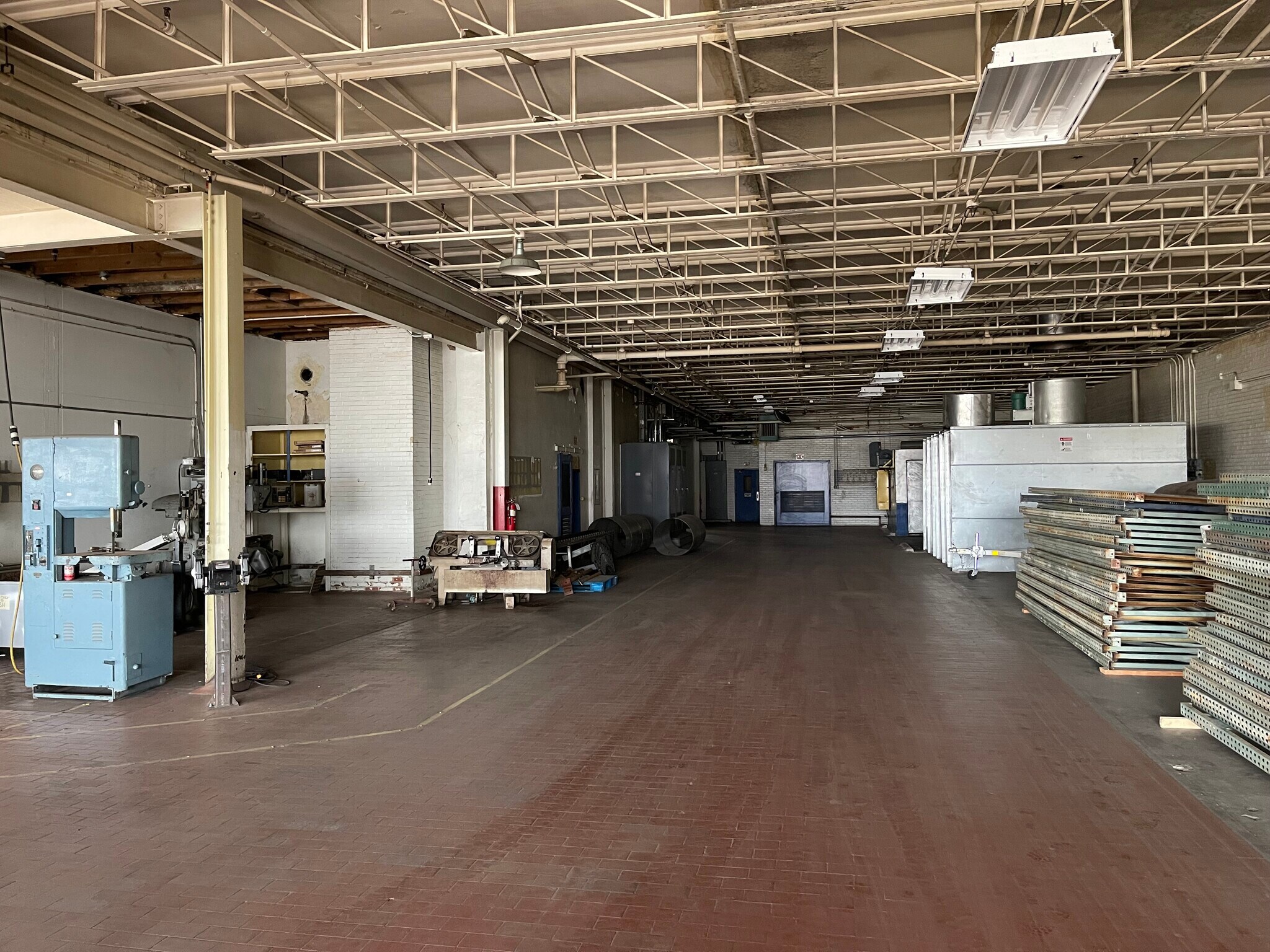 120 E 3rd St, Hutchinson, KS 67501 Sara Lee Bakery