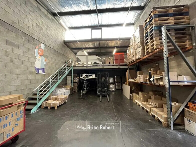 Office in Lyon for lease - Building Photo - Image 2 of 4
