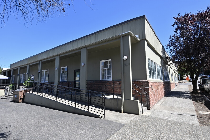 1631 SW Columbia St, Portland, OR for lease - Building Photo - Image 2 of 9