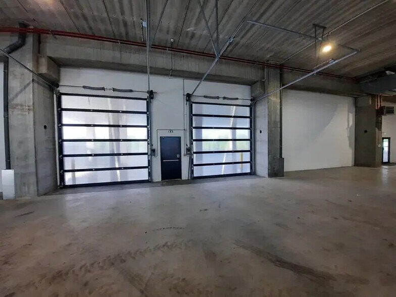 Flex in Colombes for lease - Interior Photo - Image 3 of 5