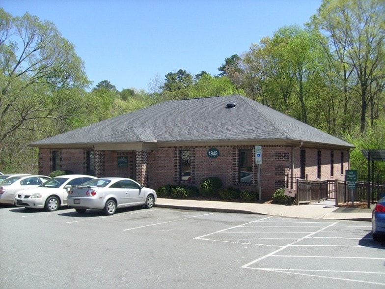 1945 J N Pease Pl, Charlotte, NC for lease - Primary Photo - Image 1 of 3