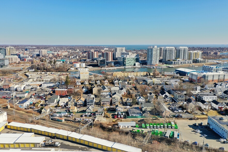 30 Dyke Ln, Stamford, CT for sale - Building Photo - Image 2 of 4