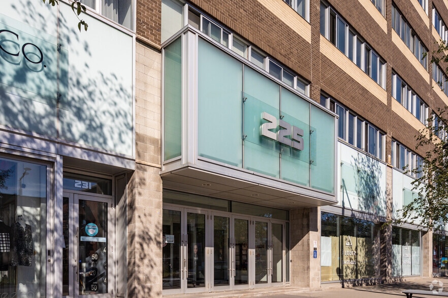 225 Rue Chabanel O, Montréal, QC for lease - Building Photo - Image 2 of 25