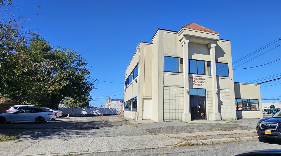 2410 Hempstead Tpke, East Meadow, NY for lease - Building Photo - Image 1 of 11