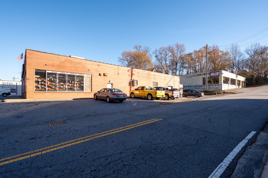 380 Roswell Street, 101 & 107 Lakewood D portfolio of 2 properties for sale on LoopNet.com - Building Photo - Image 3 of 16