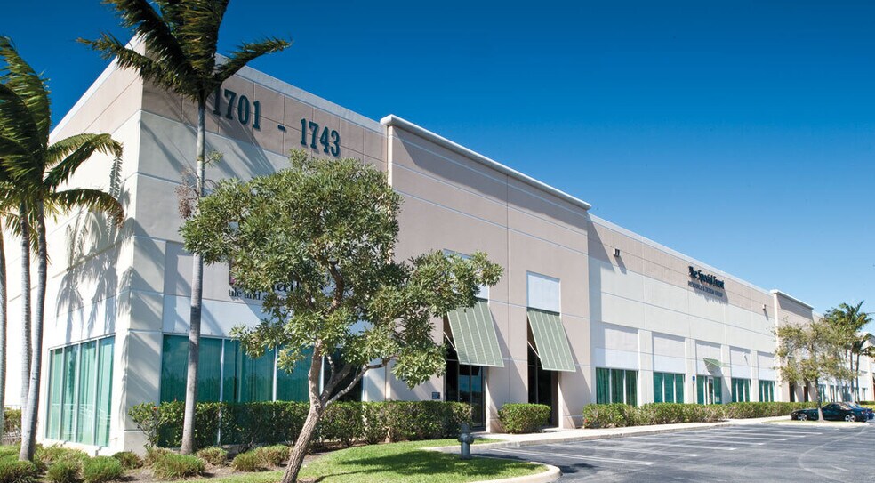 1701 Okeechobee Rd, West Palm Beach, FL for lease - Primary Photo - Image 1 of 8