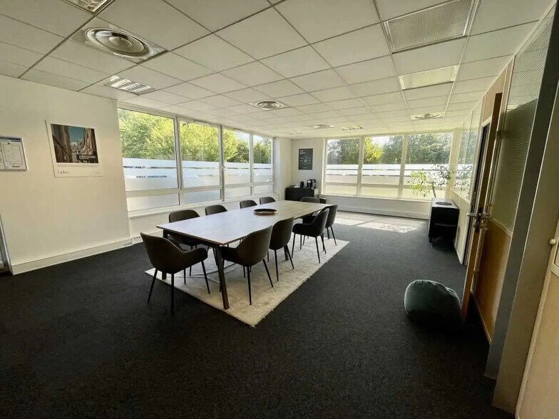 Office in Mont-Saint-Aignan for lease - Interior Photo - Image 1 of 9