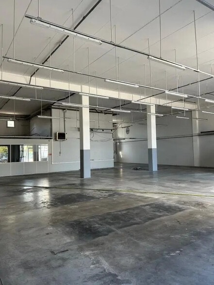 Retail in Aubagne for lease - Interior Photo - Image 2 of 8