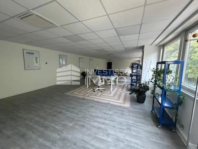 Flex in Aulnay-sous-Bois for lease - Interior Photo - Image 2 of 7