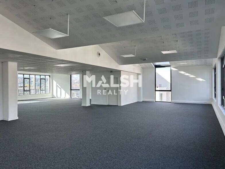 Office in Lyon for lease - Interior Photo - Image 3 of 11