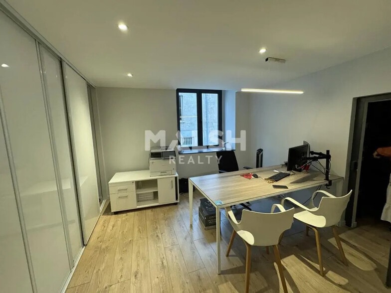 Office in Montbrison for lease - Interior Photo - Image 3 of 7
