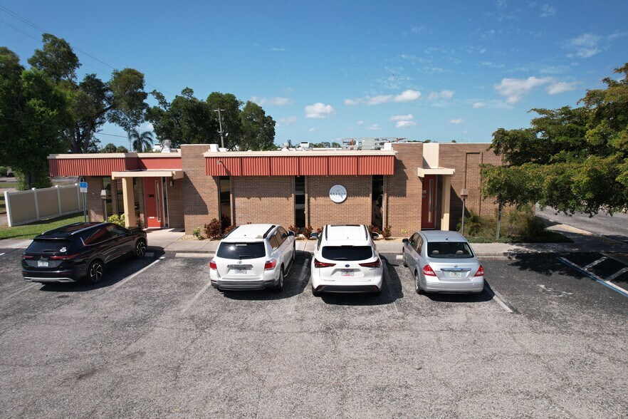 3900 Broadway Ave, Fort Myers, FL for sale - Building Photo - Image 3 of 54
