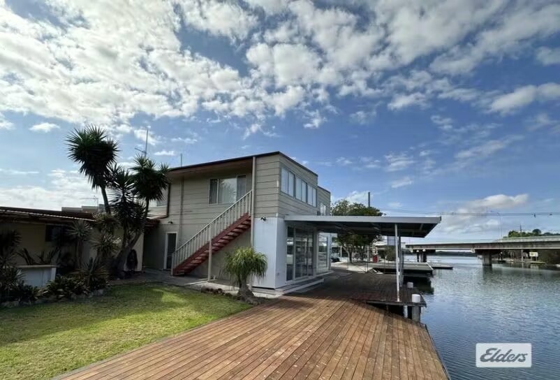 2 Ocean St, Budgewoi for lease Primary Photo- Image 1 of 4