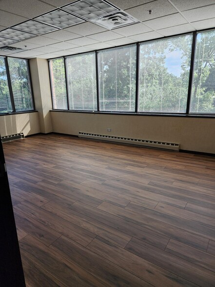 619 Enterprise Dr, Oak Brook, IL for lease - Interior Photo - Image 2 of 27