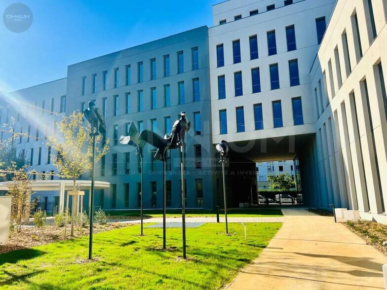 Office in Villeurbanne for sale - Building Photo - Image 1 of 17