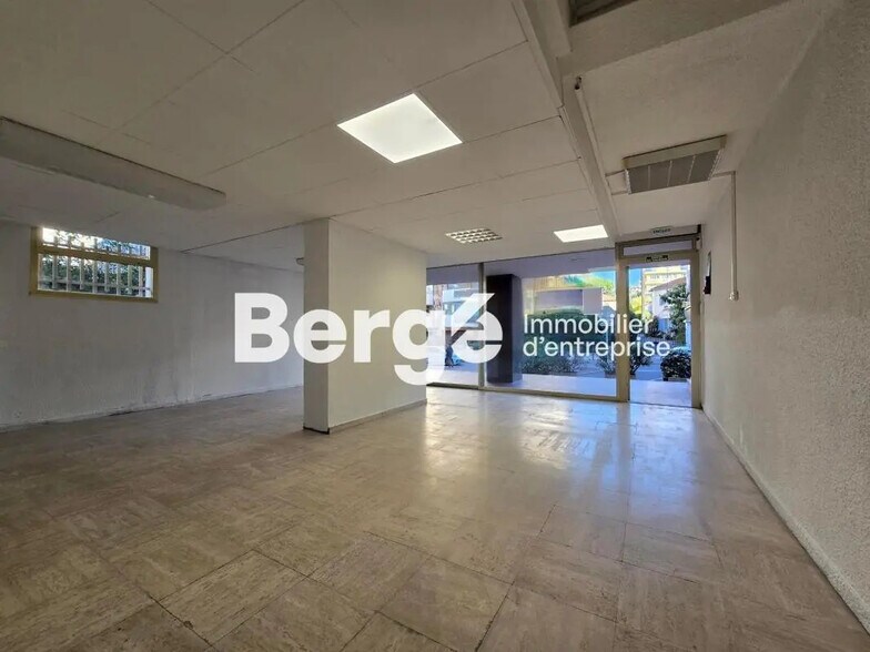 Retail in Cannes for lease - Interior Photo - Image 2 of 10