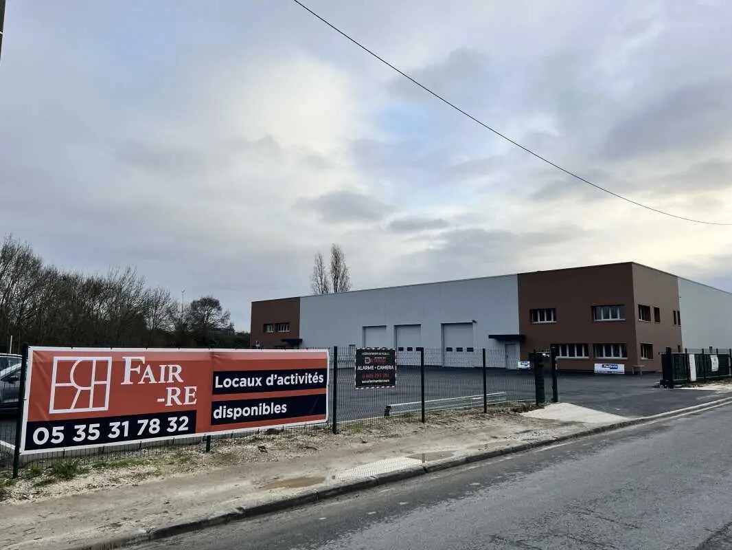 Flex in Carbon-Blanc for lease Building Photo- Image 1 of 4