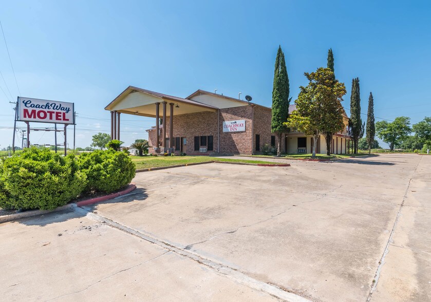 1908 E Pierce St, Luling, TX for sale - Building Photo - Image 1 of 1