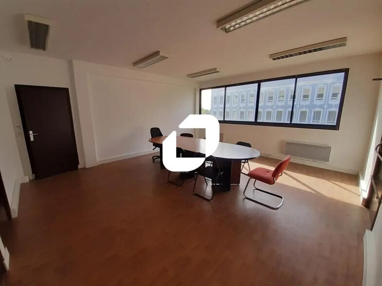 Office in Noisy-le-Grand for sale - Interior Photo - Image 2 of 9