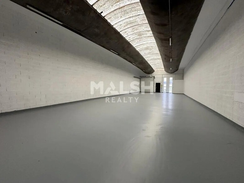 Flex in Saint-Priest for lease - Interior Photo - Image 3 of 5