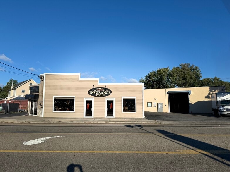 75 Montauk Highway Blue Point NY portfolio of 2 properties for sale on LoopNet.com - Building Photo - Image 3 of 6