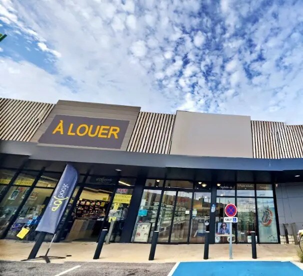 Retail in Chasseneuil-du-Poitou for lease - Building Photo - Image 1 of 3