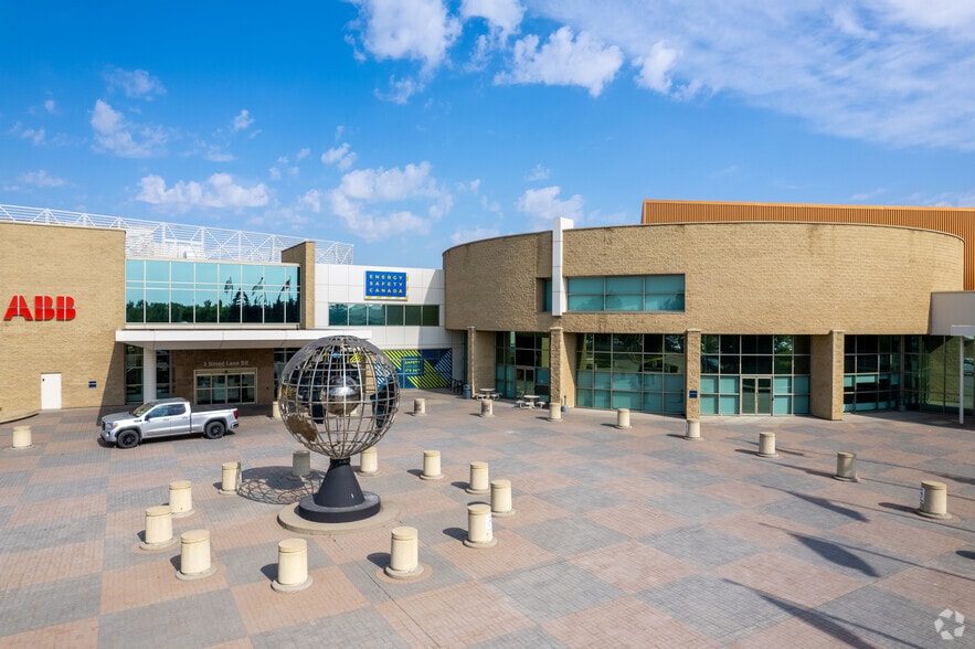 2-10 Smed Ln SE, Calgary, AB for lease - Primary Photo - Image 1 of 39