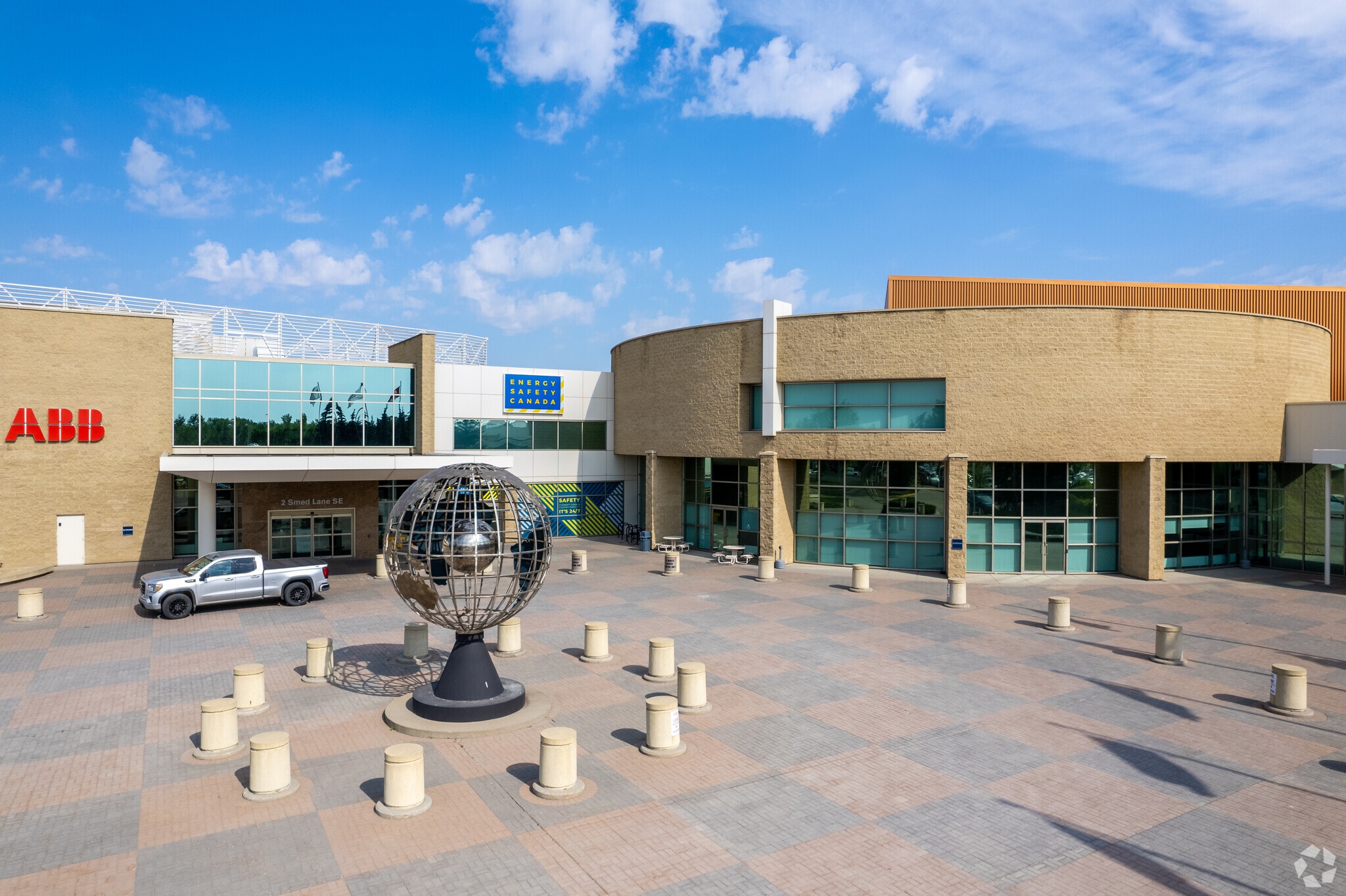 2-10 Smed Ln SE, Calgary, AB for lease Primary Photo- Image 1 of 40