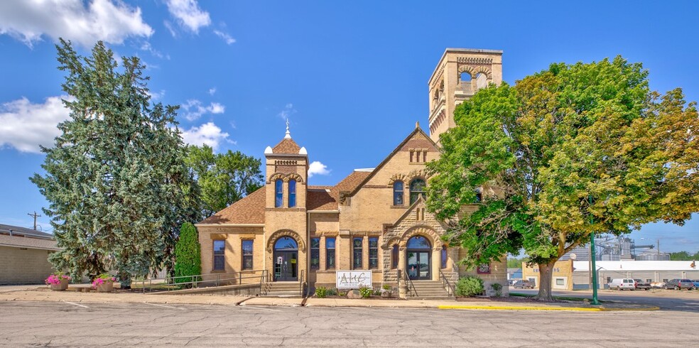 2001 10th St, Emmetsburg, IA for sale - Primary Photo - Image 1 of 38