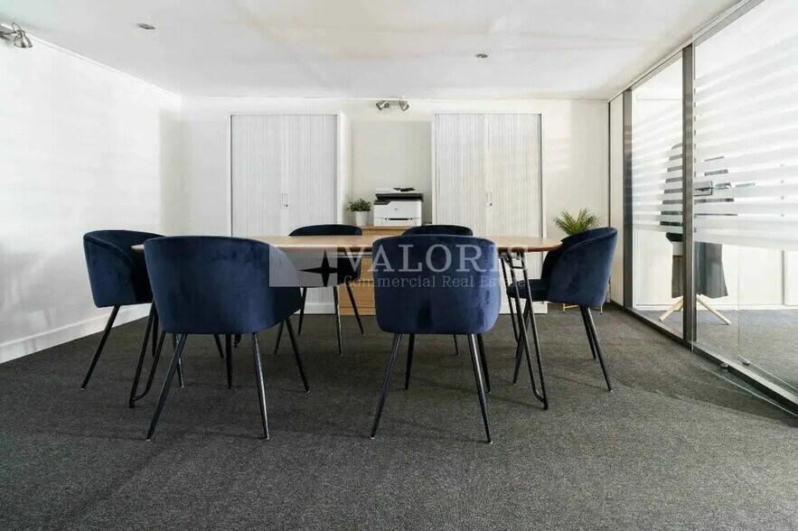 Office in Lyon for lease - Building Photo - Image 2 of 11