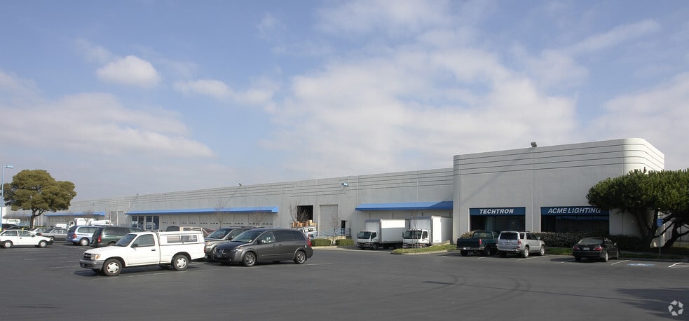 2660-2698 W Winton Ave, Hayward, CA for lease - Building Photo - Image 2 of 4