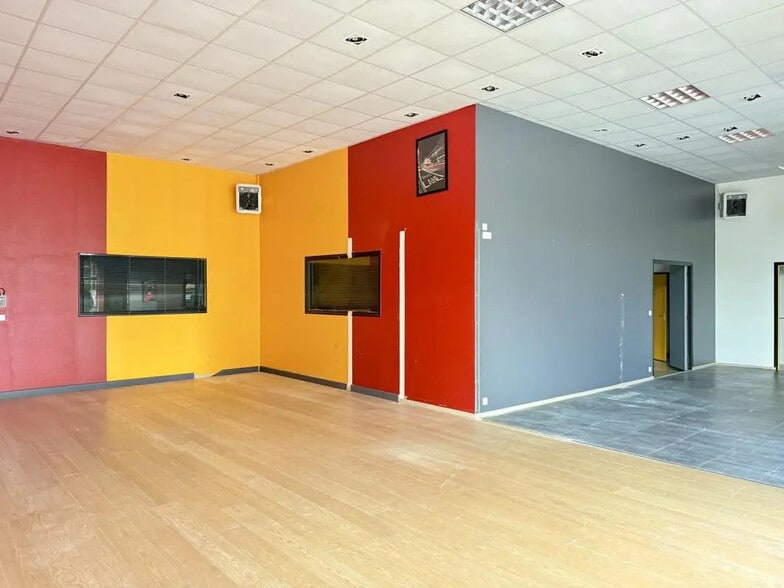 Retail in Theix-Noyalo for lease - Interior Photo - Image 3 of 4