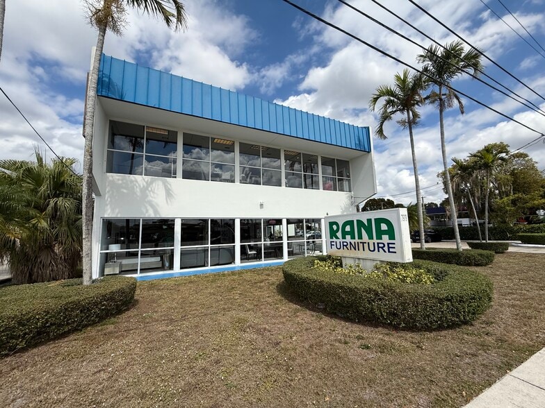 7979 Pines Blvd, Pembroke Pines, FL for sale - Building Photo - Image 3 of 23