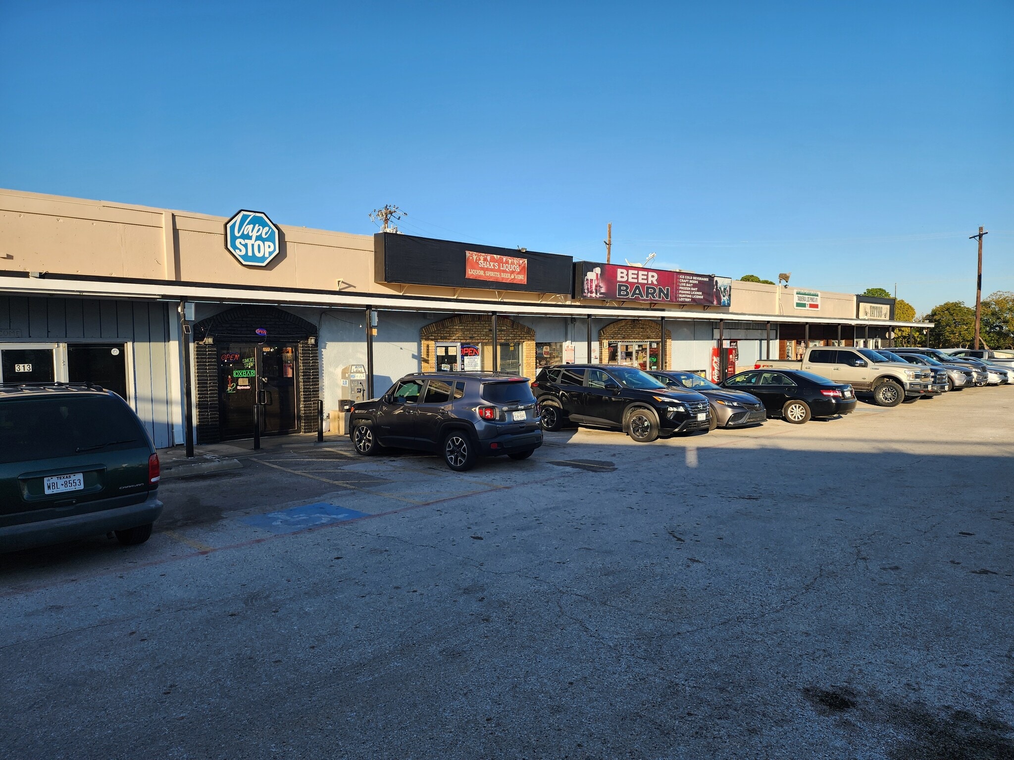 301-311 W Hundley Dr, Lake Dallas, TX for lease Building Photo- Image 1 of 4