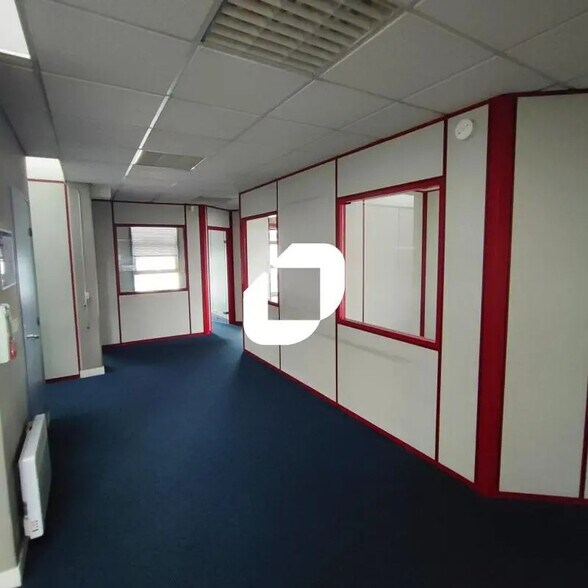 Flex in Sucy-en-Brie for lease - Interior Photo - Image 3 of 9