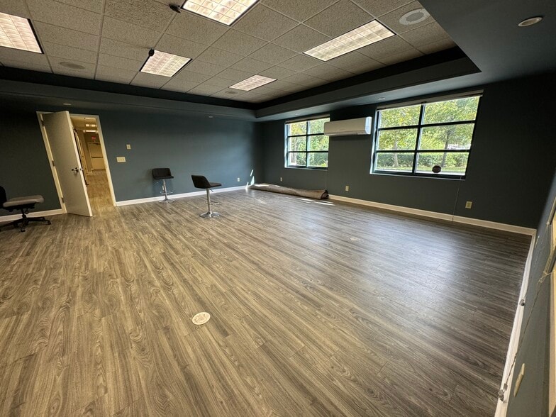 3255 Industry Dr, Charleston, SC for lease - Building Photo - Image 2 of 17