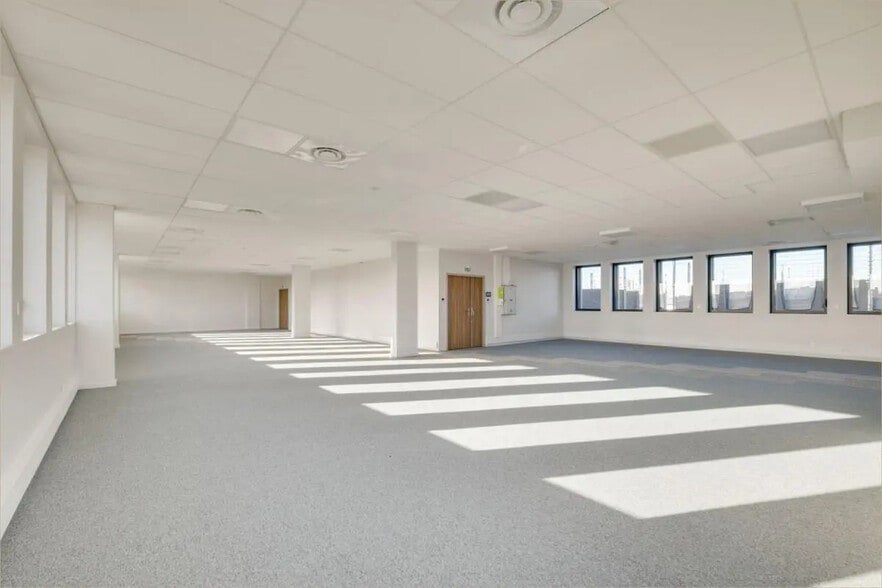 Office in Lyon for lease - Building Photo - Image 3 of 13