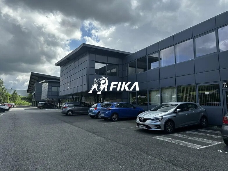 Office in Saint-Jean for lease - Building Photo - Image 3 of 25