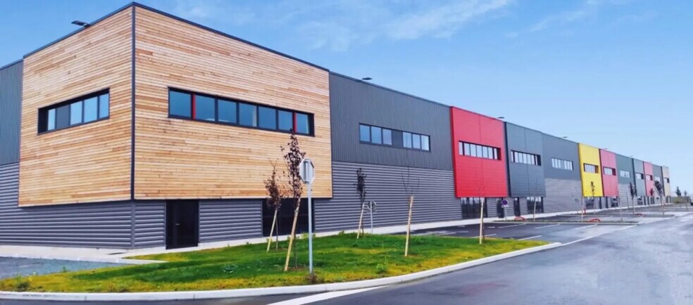 Flex in Louvres for lease - Building Photo - Image 1 of 4