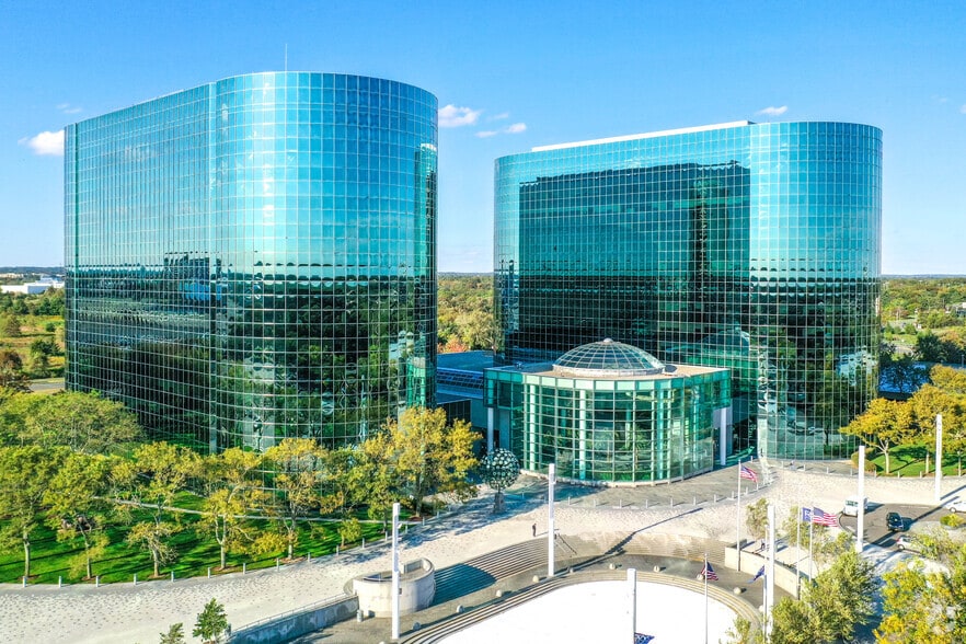 RXR Plz, Uniondale, NY for lease - Building Photo - Image 1 of 2