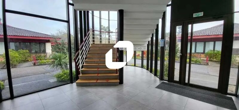 Office in Mérignac for lease - Lobby - Image 2 of 4