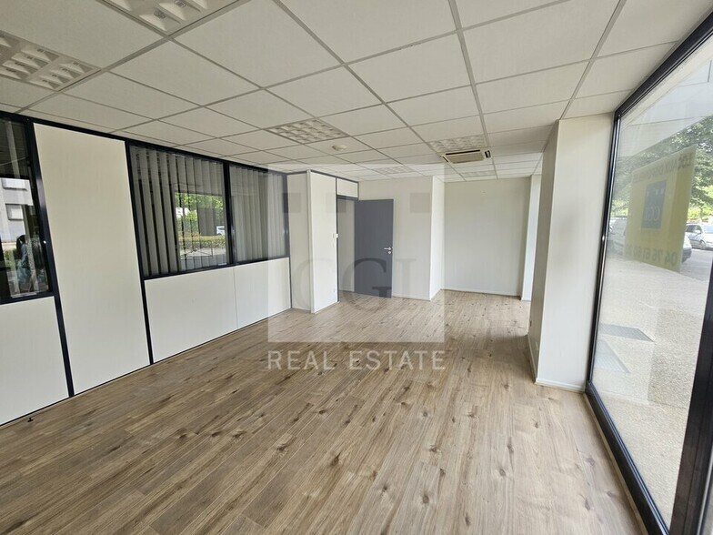 Retail in Échirolles for lease - Interior Photo - Image 2 of 13