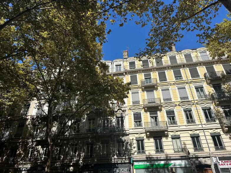 Office in Lyon for lease - Building Photo - Image 2 of 6