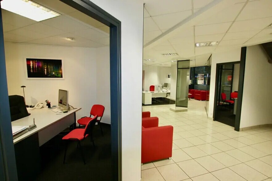 Retail in Le Havre for lease - Interior Photo - Image 2 of 2